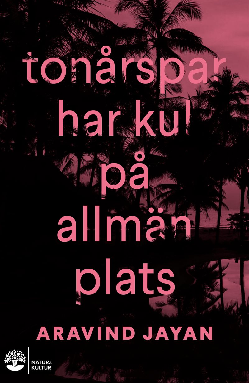 tonårspar har kul på allmän plats